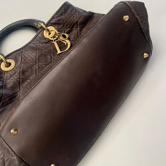 Elegant Brown Quilted Handbag - Picture 15 of 15